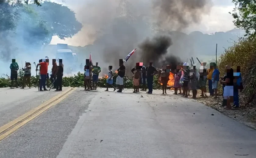 Contra reintegração de posse, moradores de seis assentamentos interditam BR-104 em Messias