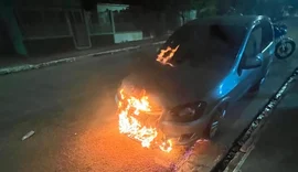Veículo é incendiado em via pública no bairro Baixão, em Arapiraca