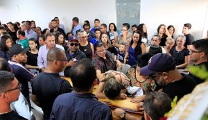 Familiares e amigos se despedem do piloto Abraão Farias em clima de comoção e dor