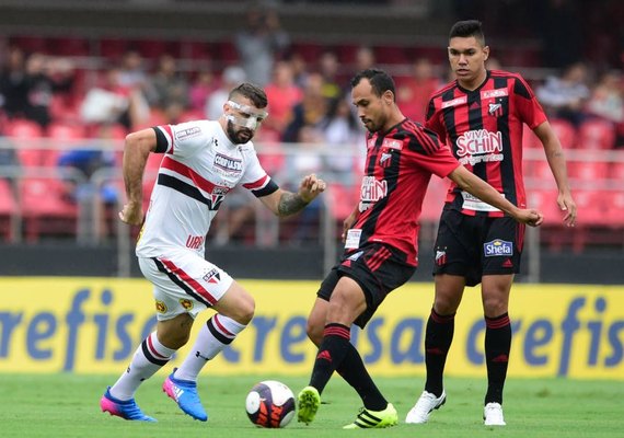 São Paulo joga mal e empata com Ituano graças ao goleiro Renan