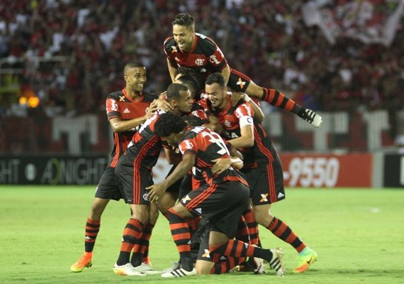 Flamengo vence clássico polêmico e pressiona Palmeiras