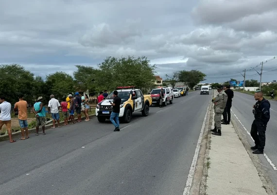 Ciclista morre ao colidir com guia de asfalto e cair em ribanceira na AL-145, em Delmiro Gouveia