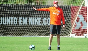 Sem meio time, Internacional busca solução para encarar o Corinthians