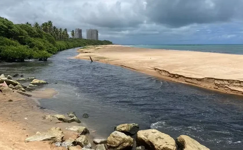 Mulher é resgatada após princípio de afogamento no Rio Jacarecica, em Maceió