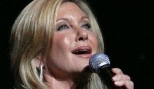 Olivia Newton-John, de 'Greace', é diagnosticada com câncer de mama