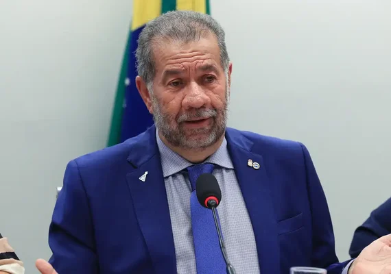 Carlos Lupi pede demissão do Ministério da Previdência após fraude no INSS