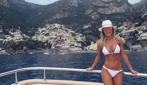 Mulher de Roberto Justus curte o dia em lancha e mostra a boa forma