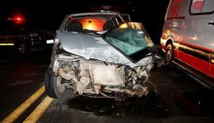 Acidente entre carro e ambulância deixa três pessoas feridas