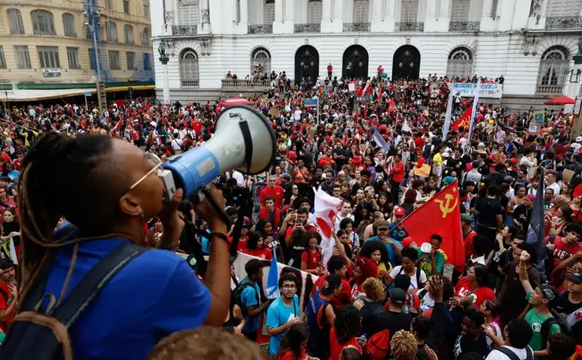 Estudantes fazem ato no Rio de Janeiro em defesa de voto em Lula