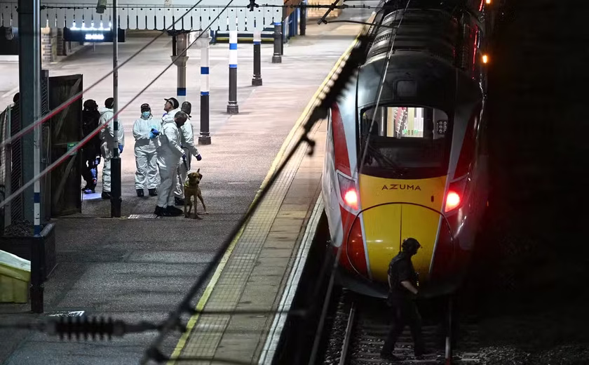 Ataque com faca em trem deixa feridos na Inglaterra