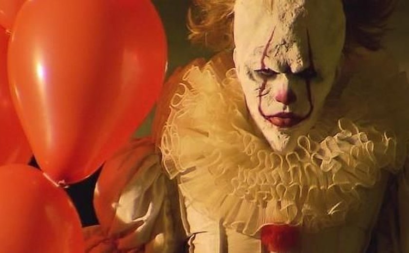 Silvio Santos esconde palhaço Pennywise em bueiro em nova pegadinha do SBT