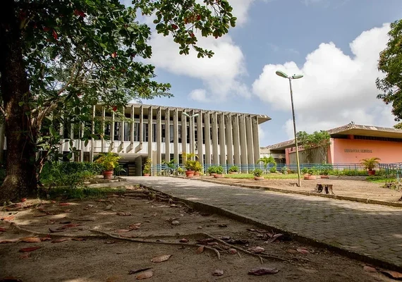 Doação de livros ajuda a fortalecer o acervo acadêmico nos campi da Ufal