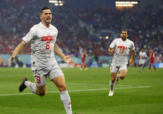 Em partida movimentada, Suíça supera Sérvia e avança na Copa