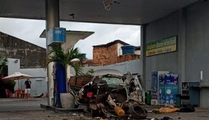 Veículo de passeio explode durante abastecimento com GNV