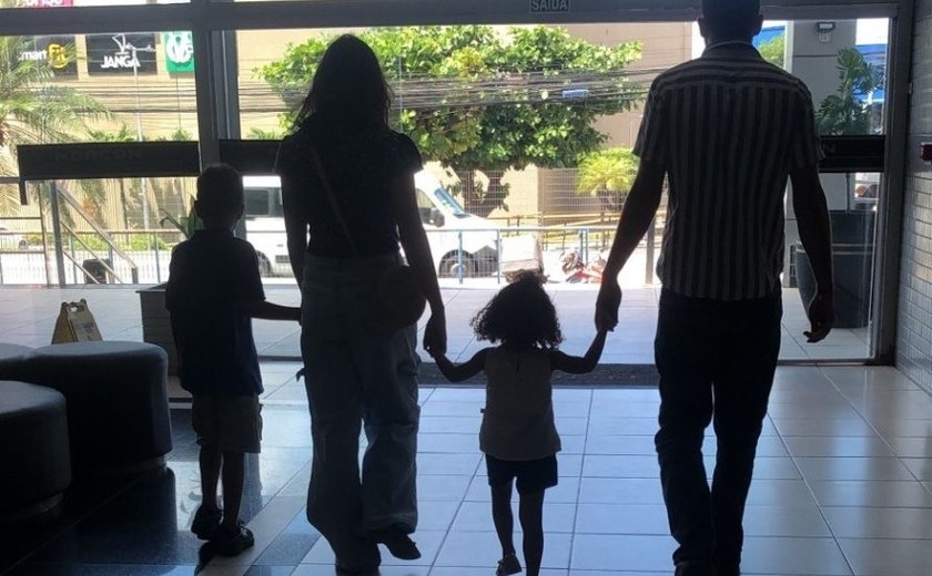 Primeira Família Acolhedora de Maceió recebe casal de irmãos