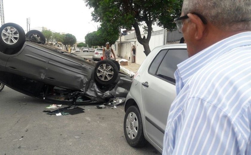 Acidente entre dois veículos termina com capotamento e grávida ferida na Jatiúca