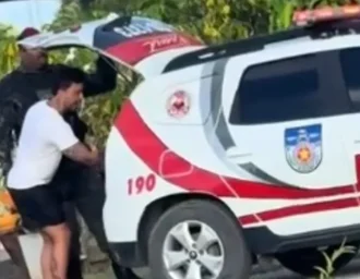 Novas imagens mostram Carlinhos Maia gravando participantes sendo colocados em viatura da PM