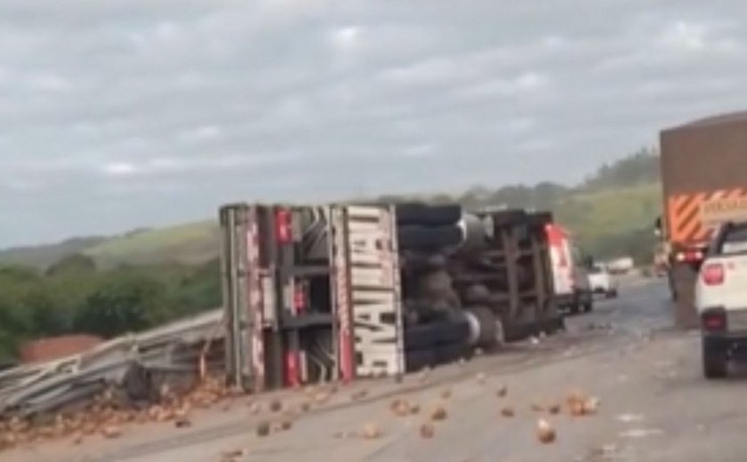 Motorista fica preso às ferragens e morre após caminhão tombar na BR-101