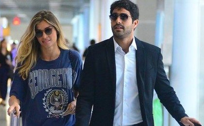 Grazi Massafera embarca no aeroporto do Rio de Janeiro com o novo namorado