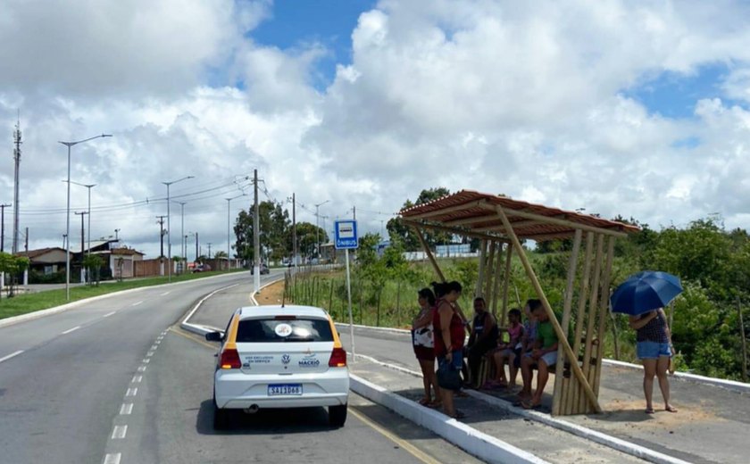 Novos abrigos para usuários de ônibus são instalados na Rota do Mar