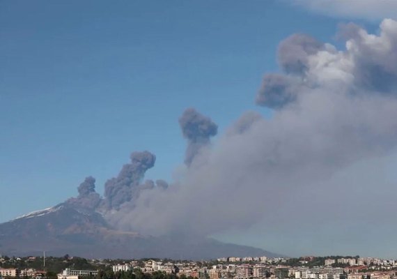 Vulcão Etna entra em erupção na Itália e fecha aeroporto na Sicília