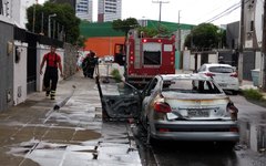 Carro é destruído por incêndio na Mangabeiras 5