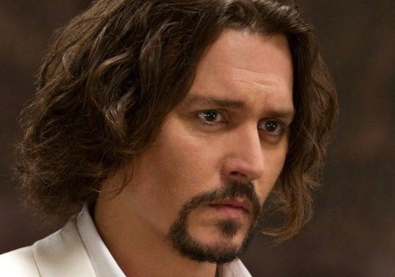 Após escândalo, internautas condenam premiação de Johnny Depp
