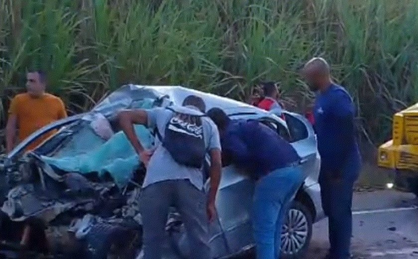 Colisão entre veículo de passeio e carro-forte mata três pessoas e deixa uma ferida na AL-413