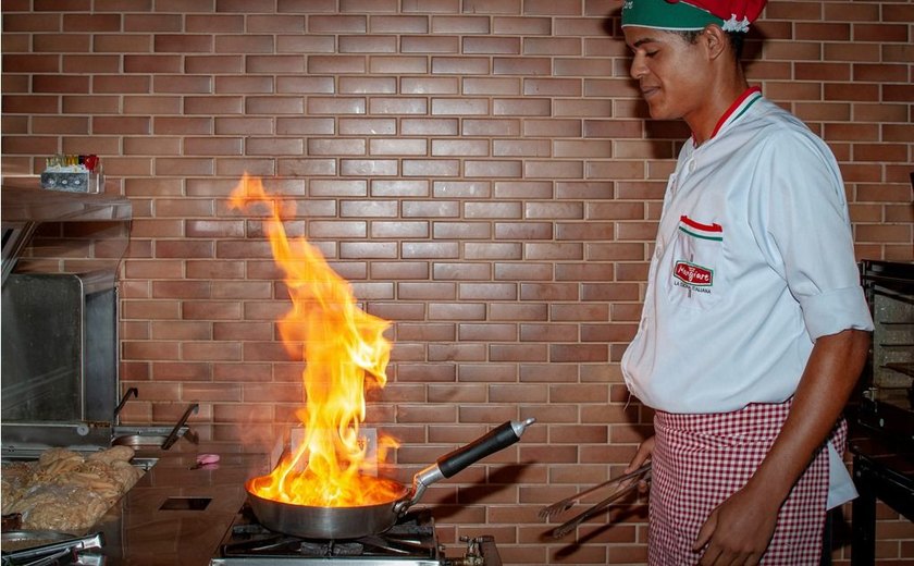 Restaurantes tentam sobreviver com delivery e sistema pegue e leve