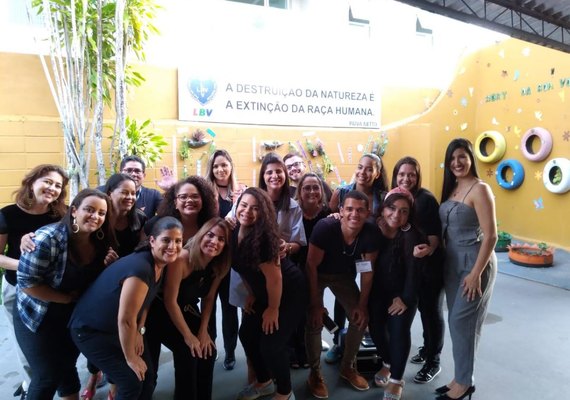 Projeto MaquiAmor leva maquiagem para mulheres de baixa renda