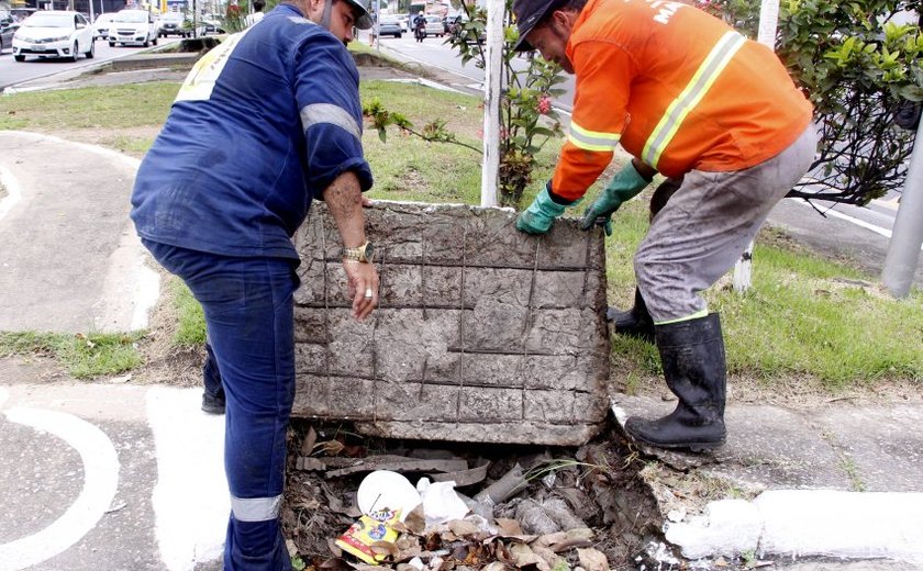 Limpeza de galerias, contenção de encostas e troca de tubos de drenagem estão em execução em Maceió