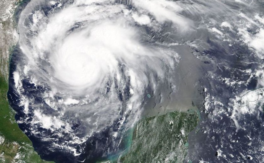 Furacão Harvey ganha força e pode se tornar tempestade mais forte nos EUA