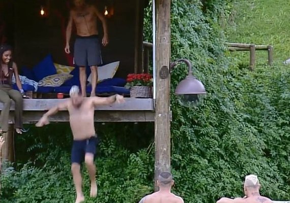 'A Fazenda 10': Evandro Santo pula de casa na árvore, cai feio e se machuca