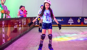 Pista de patinação no gelo atrai visitantes ao Parque Centenário