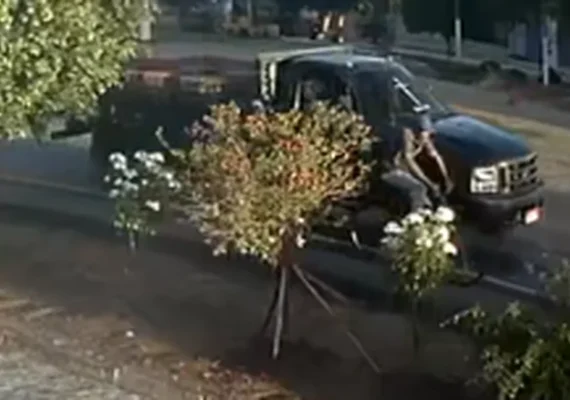 Idoso fica gravemente ferido após ser atropelado por caminhão em alta velocidade