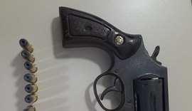 Polícia Militar flagra homem armado durante festa junina em Piranhas