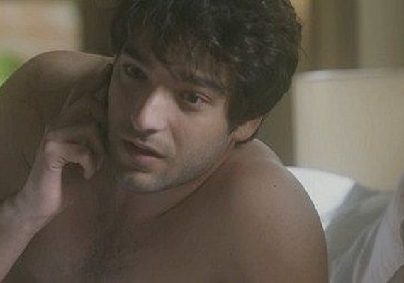 'A Lei do Amor': Atraído por Marina, Tiago trai Letícia no corredor do hospital