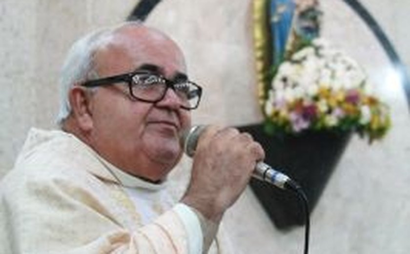 Padre Manoel Henrique lança livro sobre Religiosidade Popular