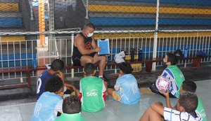 Estudantes recebem aulas gratuitas de futsal em escolinha do Sesc