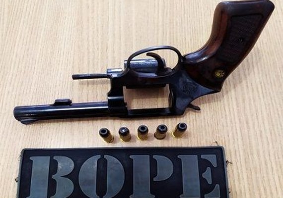 BOPE detém jovem por posse ilegal de arma de fogo no bairro do Prado
