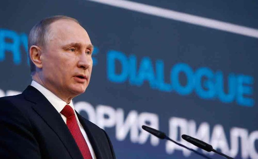 Vladimir Putin diz que é um 'erro' tentar piorar relações com os EUA