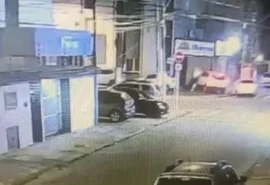 Colisão entre carros termina com veículo atingindo fachada de hotel