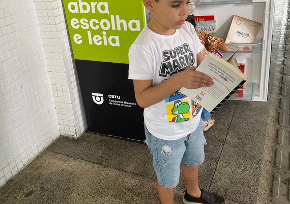 Projeto de incentivo à leitura precisa da doação de carcaças de geladeira para ampliar o acesso gratuito a livros