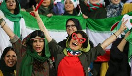 Iranianas assistem a jogo de futebol em estádio pela primeira vez em décadas