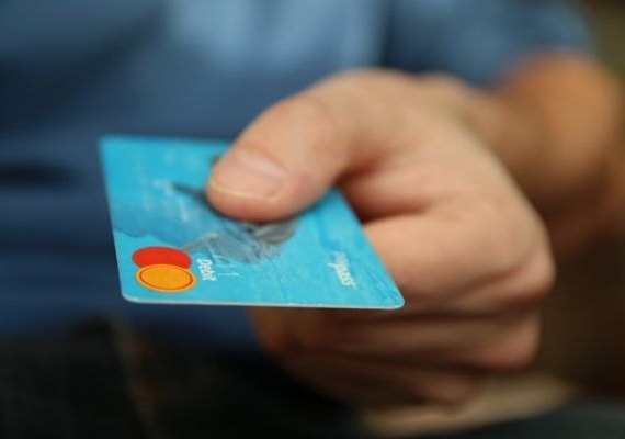 Procon alerta que agora é permitido por lei dar descontos em compras à vista