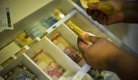 Aposentados e pensionistas começam a receber antecipação do 13º