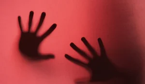 Pelado, homem invade casa de vizinho e o espanca até a morte no DF