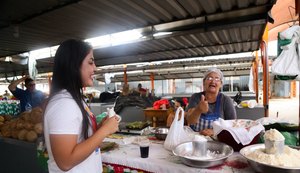 Gabi Gonçalves ouve comerciantes em visita a feira livre de Rio Largo