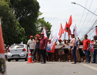 Trabalhadores rurais sem-terra ocupam Avenida Fernandes Lima