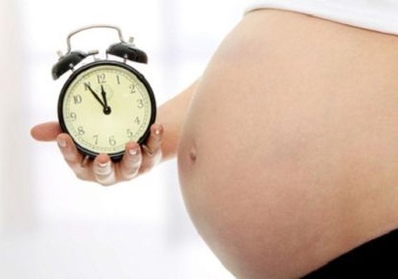 Mulheres têm adiado cada vez mais a hora de engravidar, mas é preciso cuidado
